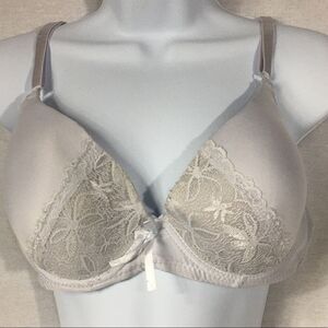 Mamia white 40C lightly padded 2 hook closure lace front 100% polyester